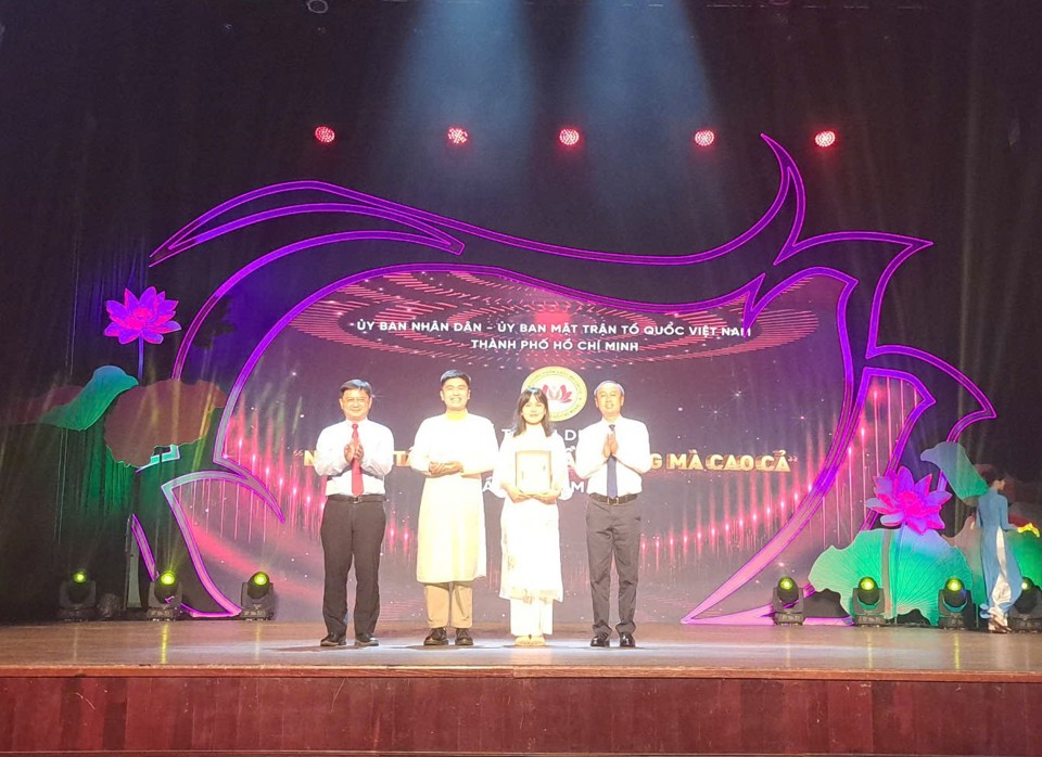 Ông Nguyễn Mạnh Cường - Trưởng Ban Dân vận Thành ủy (bìa trái) cùng lãnh đạo Ủy ban MTTQ Việt Nam TP Hồ Chí Minh trao huy hiệu cho cá nhân.