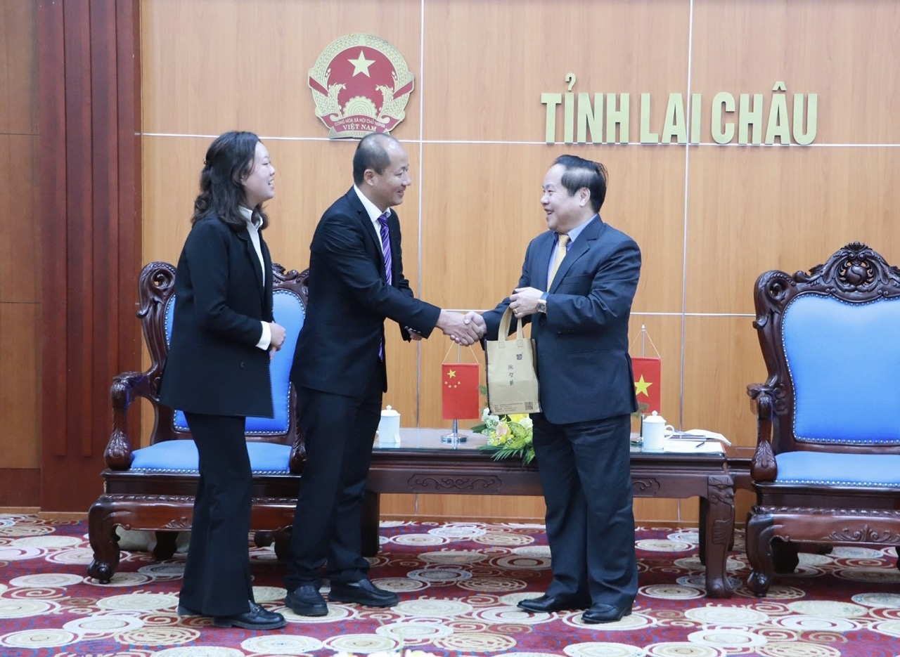 Đồng chí Bạch Xuân Văn - Phó Huyện trưởng chính quyền nhân dân huyện Kim Bình, tỉnh Vân Nam (Trung Quốc) tặng quà cho đồng chí Tống Thanh Hải - Phó Chủ tịch Thường trực UBND tỉnh Lai Châu (Việt Nam). Đồng chí Bạch Xuân Văn - Phó Huyện trưởng chính quyền nhân dân huyện Kim Bình, tỉnh Vân Nam (Trung Quốc) tặng quà cho đồng chí Tống Thanh Hải - Phó Chủ tịch Thường trực UBND tỉnh Lai Châu (Việt Nam).