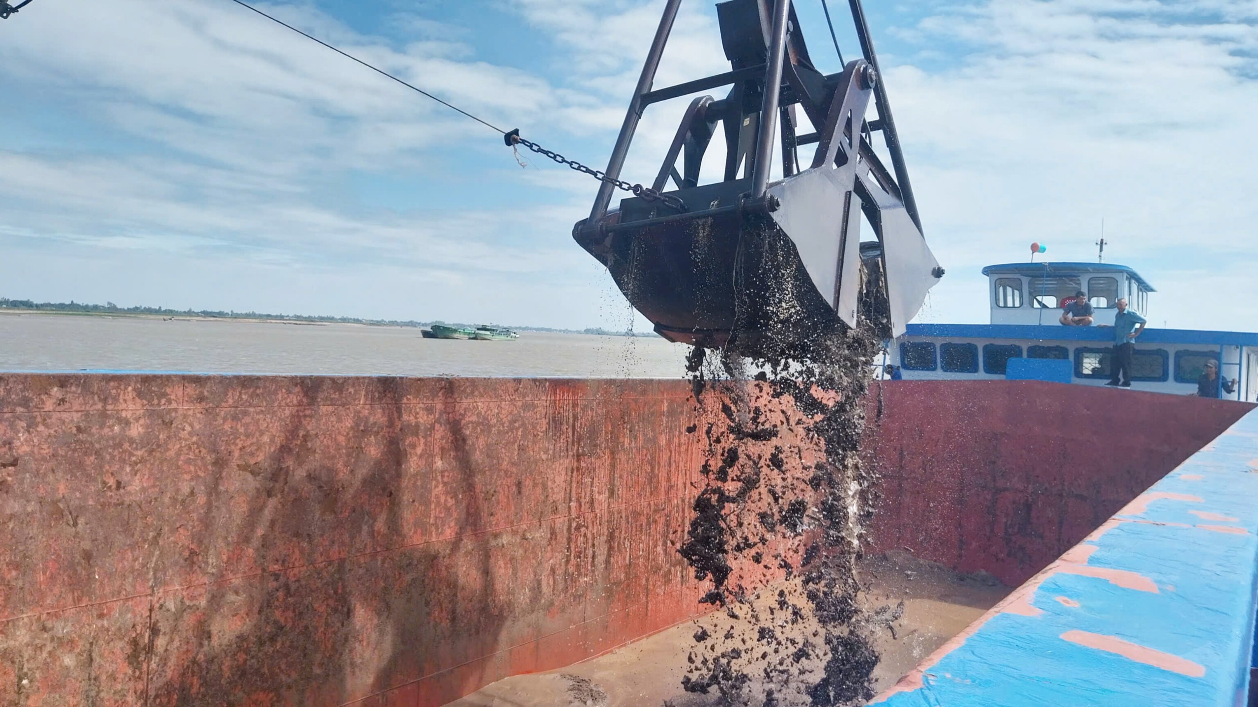 Bắt đầu khai thác mỏ cát phục vụ thi công tuyến Cao Lãnh - Lộ Tẻ- Ảnh 2. Bắt đầu khai thác mỏ cát phục vụ thi công tuyến Cao Lãnh - Lộ Tẻ- Ảnh 2.