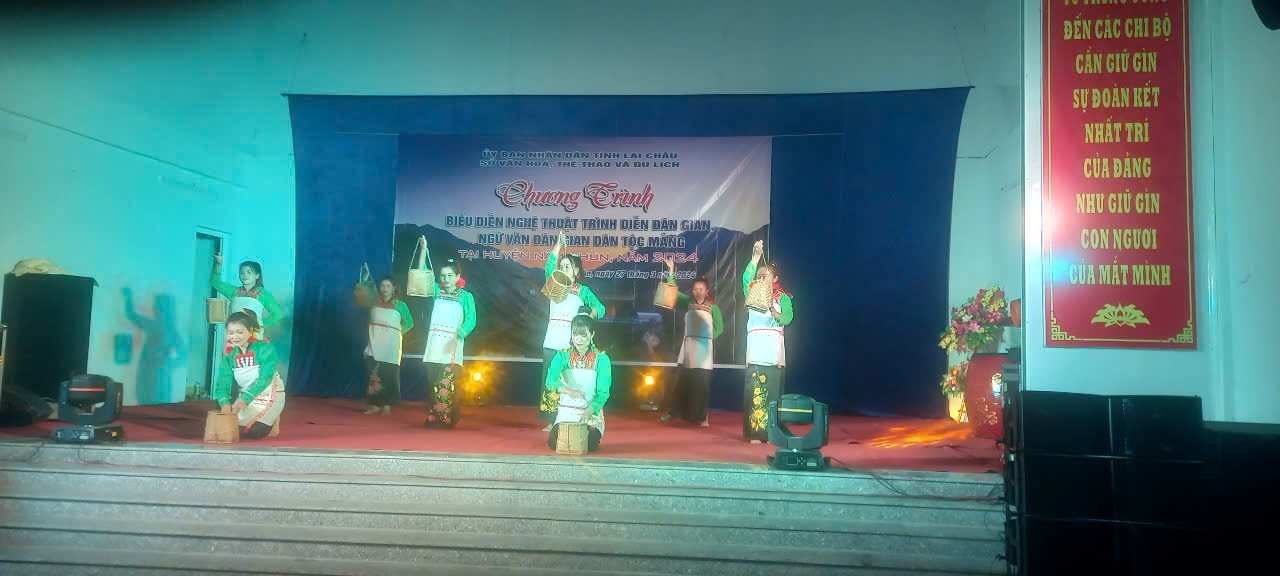 Một tiết mục biểu diễn của các học viên trong lớp truyền dạy Một tiết mục biểu diễn của các học viên trong lớp truyền dạy