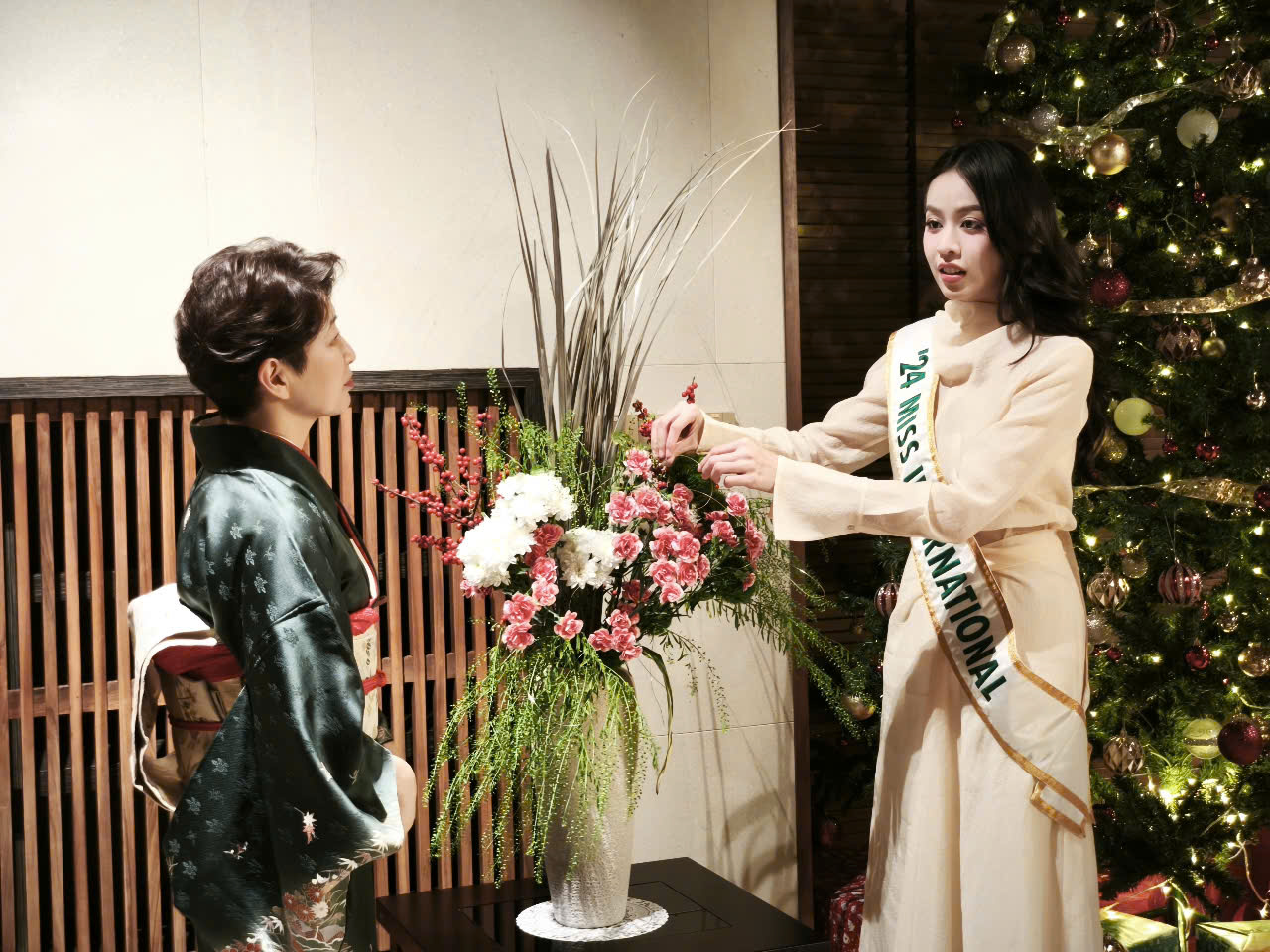 Hoa hậu Thanh Thủy trải nghiệm văn hóa trà đạo tại dinh thự Tổng lãnh sự quán Nhật Bản- Ảnh 4. Hoa hậu Thanh Thủy trải nghiệm văn hóa trà đạo tại dinh thự Tổng lãnh sự quán Nhật Bản- Ảnh 4.