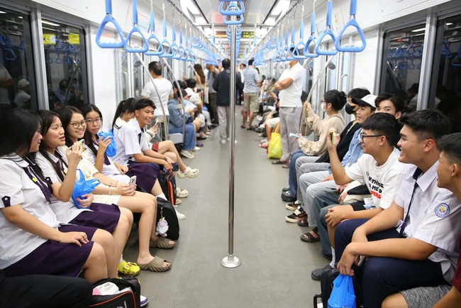 Metro Bến Thành – Suối Tiên đón gần 400.000 lượt khách sau 4 ngày- Ảnh 3. Metro Bến Thành – Suối Tiên đón gần 400.000 lượt khách sau 4 ngày- Ảnh 3.