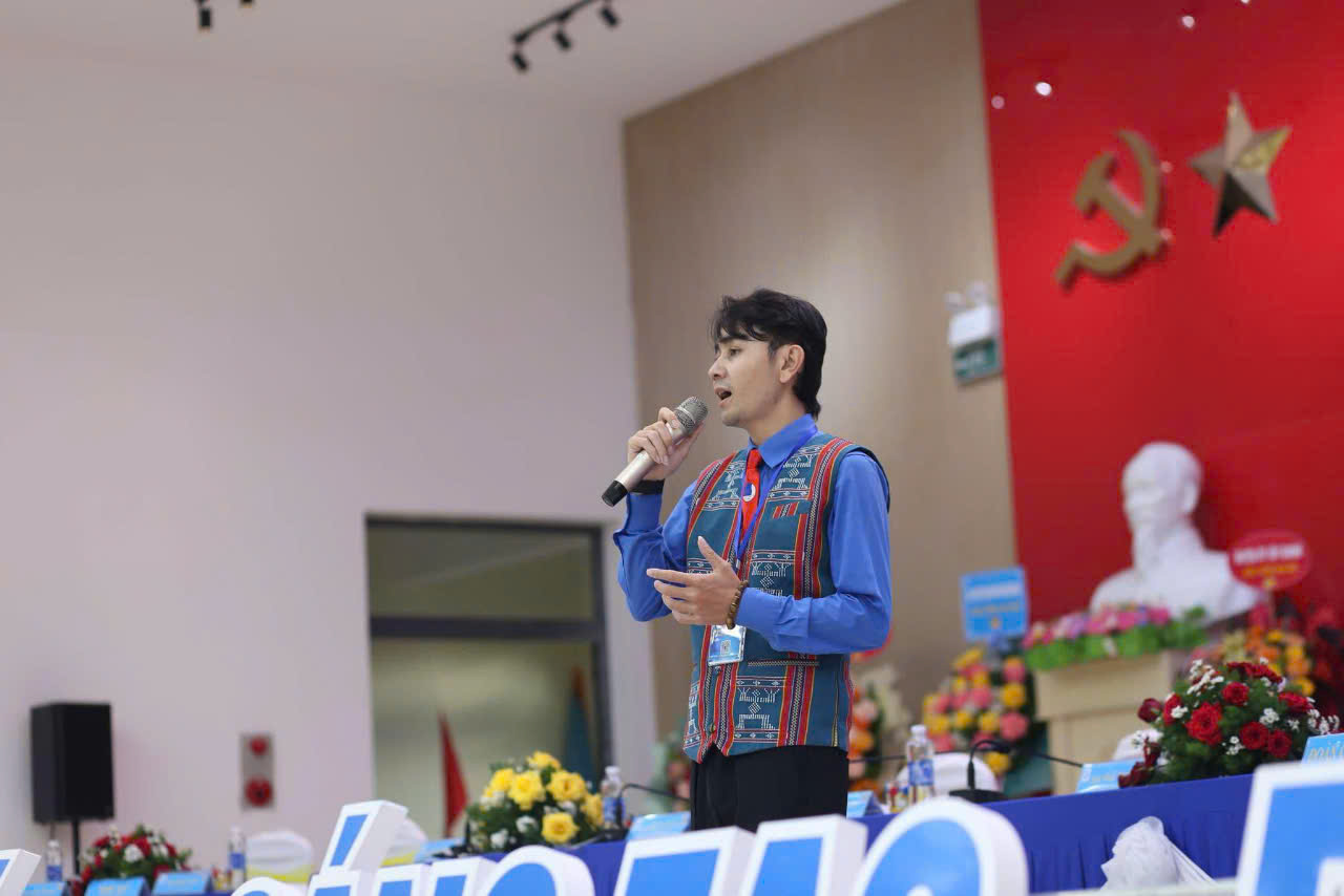 Chàng trai Cơ Tu đạt 2 giải thưởng văn học nghệ thuật- Ảnh 2. Chàng trai Cơ Tu đạt 2 giải thưởng văn học nghệ thuật- Ảnh 2.