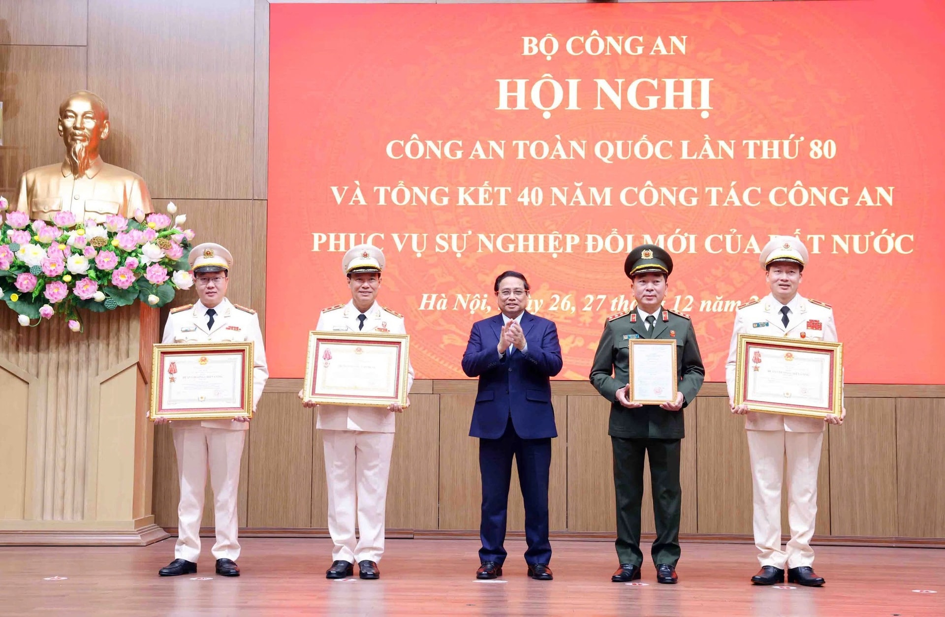 Thủ tướng: Lực lượng công an nhân dân gương mẫu đi đầu tăng tốc bứt phá- Ảnh 6. Thủ tướng: Lực lượng công an nhân dân gương mẫu đi đầu tăng tốc bứt phá- Ảnh 6.