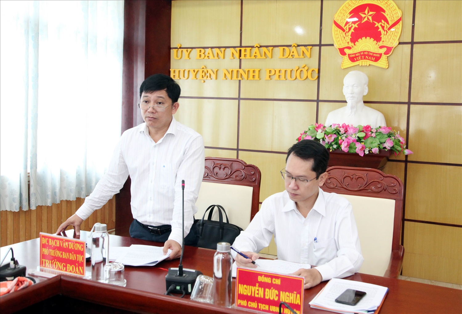 Ông Bạch Văn Dương, Phó Trưởng Ban Dân tộc tỉnh Ninh Thuận phát biểu kết luận buổi giám sát tại UBND huyện Ninh Phước. Ông Bạch Văn Dương, Phó Trưởng Ban Dân tộc tỉnh Ninh Thuận phát biểu kết luận buổi giám sát tại UBND huyện Ninh Phước.