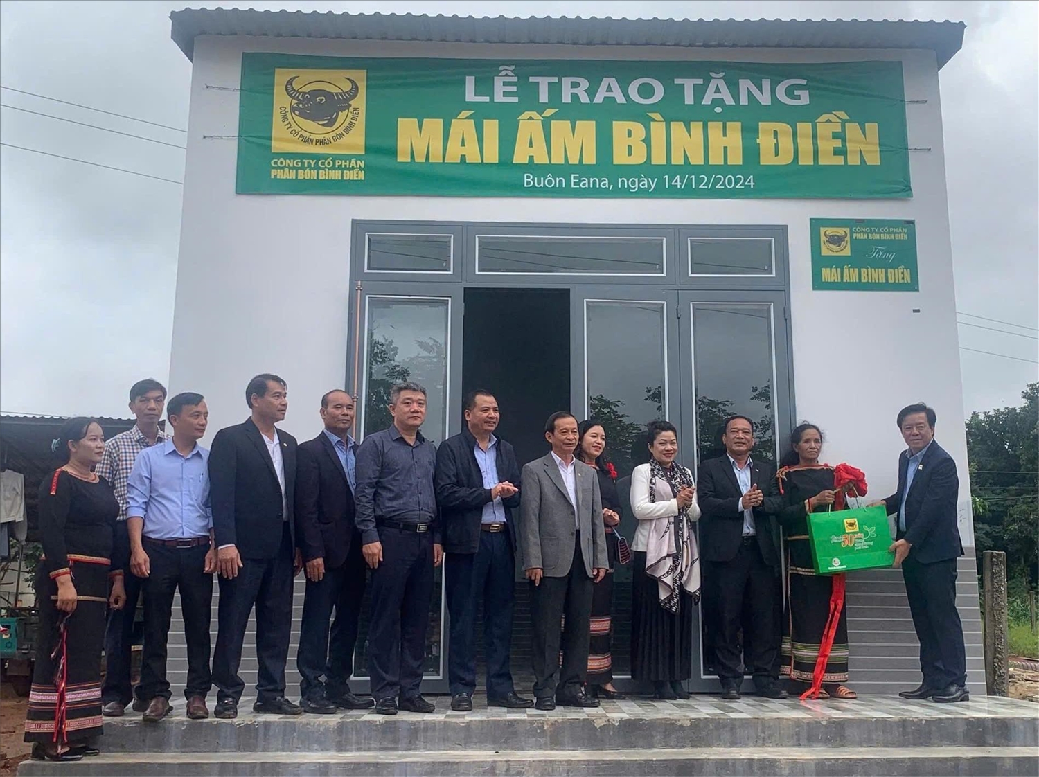 Kết nghĩa với buôn Ea Na, xã Ea Na, Công ty phân bón Bình Điền tặng nhà ở cho hộ nghèo buôn kết nghĩa Kết nghĩa với buôn Ea Na, xã Ea Na, Công ty phân bón Bình Điền tặng nhà ở cho hộ nghèo buôn kết nghĩa