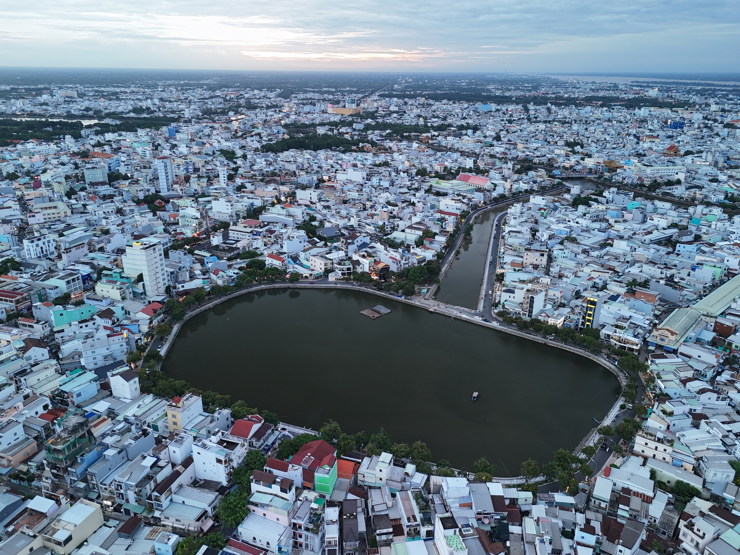 Hiện trạng đối lập của hai hồ chống ngập ở trung tâm Cần Thơ- Ảnh 4. Hiện trạng đối lập của hai hồ chống ngập ở trung tâm Cần Thơ- Ảnh 4.