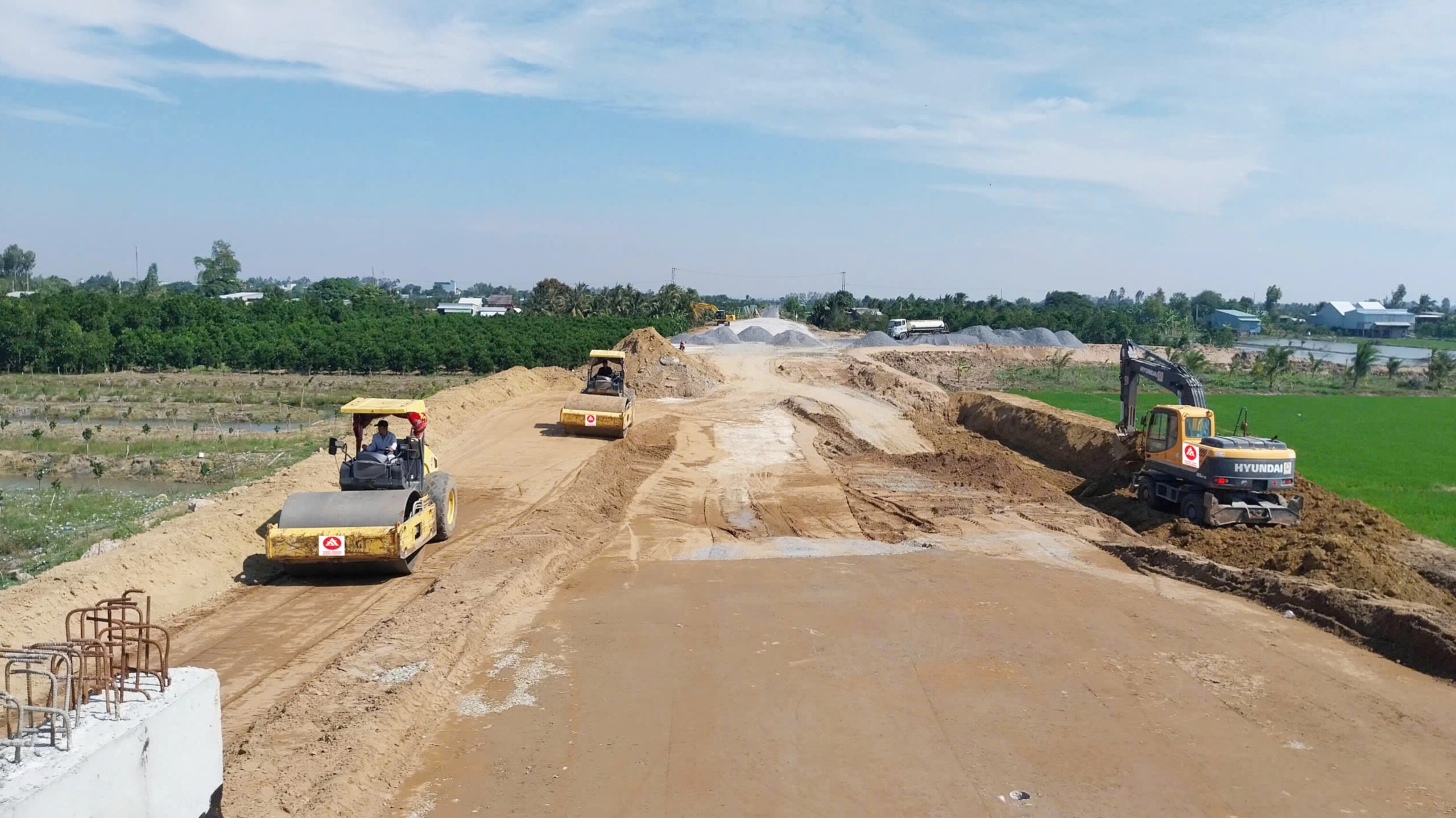 Những mét nhựa đầu tiên được thảm trên cao tốc Châu Đốc - Cần Thơ - Sóc Trăng- Ảnh 2. Những mét nhựa đầu tiên được thảm trên cao tốc Châu Đốc - Cần Thơ - Sóc Trăng- Ảnh 2.