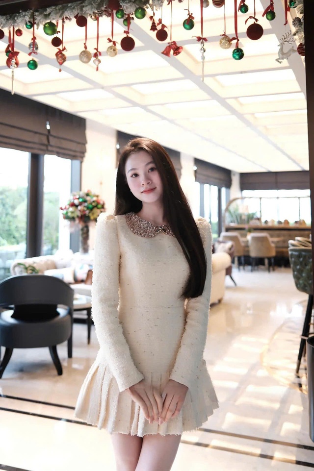 Thanh thoát, uyển chuyển trong từng bước đi với váy dáng xòe- Ảnh 7. Thanh thoát, uyển chuyển trong từng bước đi với váy dáng xòe- Ảnh 7.