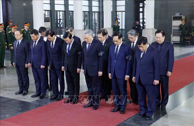 Đoàn Chính phủ do Phó Thủ tướng Thường trực Nguyễn Hòa Bình dẫn đầu làm trưởng đoàn viếng Đại tướng Nguyễn Quyết. Ảnh: Phạm Kiên/TTXVN