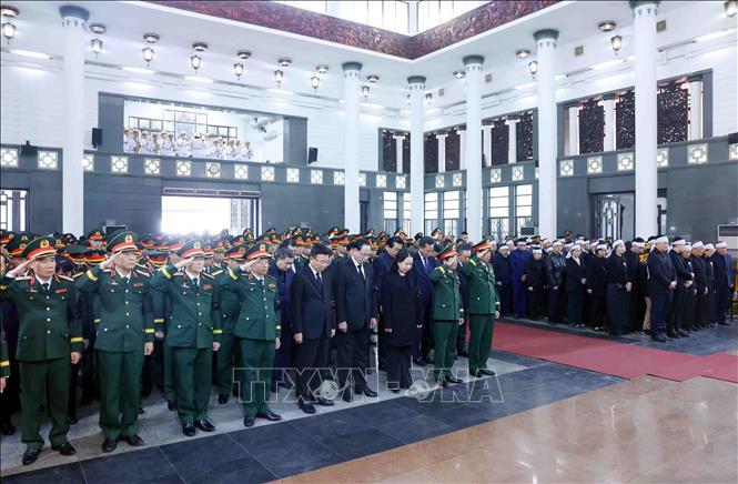 Các đồng chí lãnh đạo Đảng, Nhà nước và gia đình dành một phút mặc niệm Đại tướng Nguyễn Quyết. Ảnh: Phạm Kiên/TTXVN
