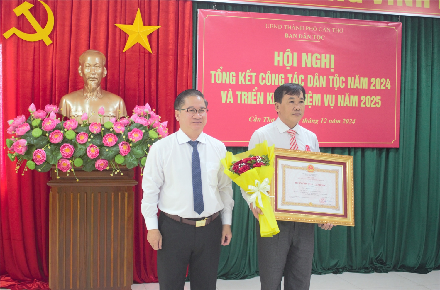 Ông Trần Việt Trường, Phó Bí thư Thành uỷ, Chủ tịch UBND TP Cần Thơ, trao Huân chương Lao động hạng Ba của Chủ tịch nước cho ông Hồ Văn Phương, Phó Trưởng Ban Dân tộc thành phố Ông Trần Việt Trường, Phó Bí thư Thành uỷ, Chủ tịch UBND TP Cần Thơ, trao Huân chương Lao động hạng Ba của Chủ tịch nước cho ông Hồ Văn Phương, Phó Trưởng Ban Dân tộc thành phố