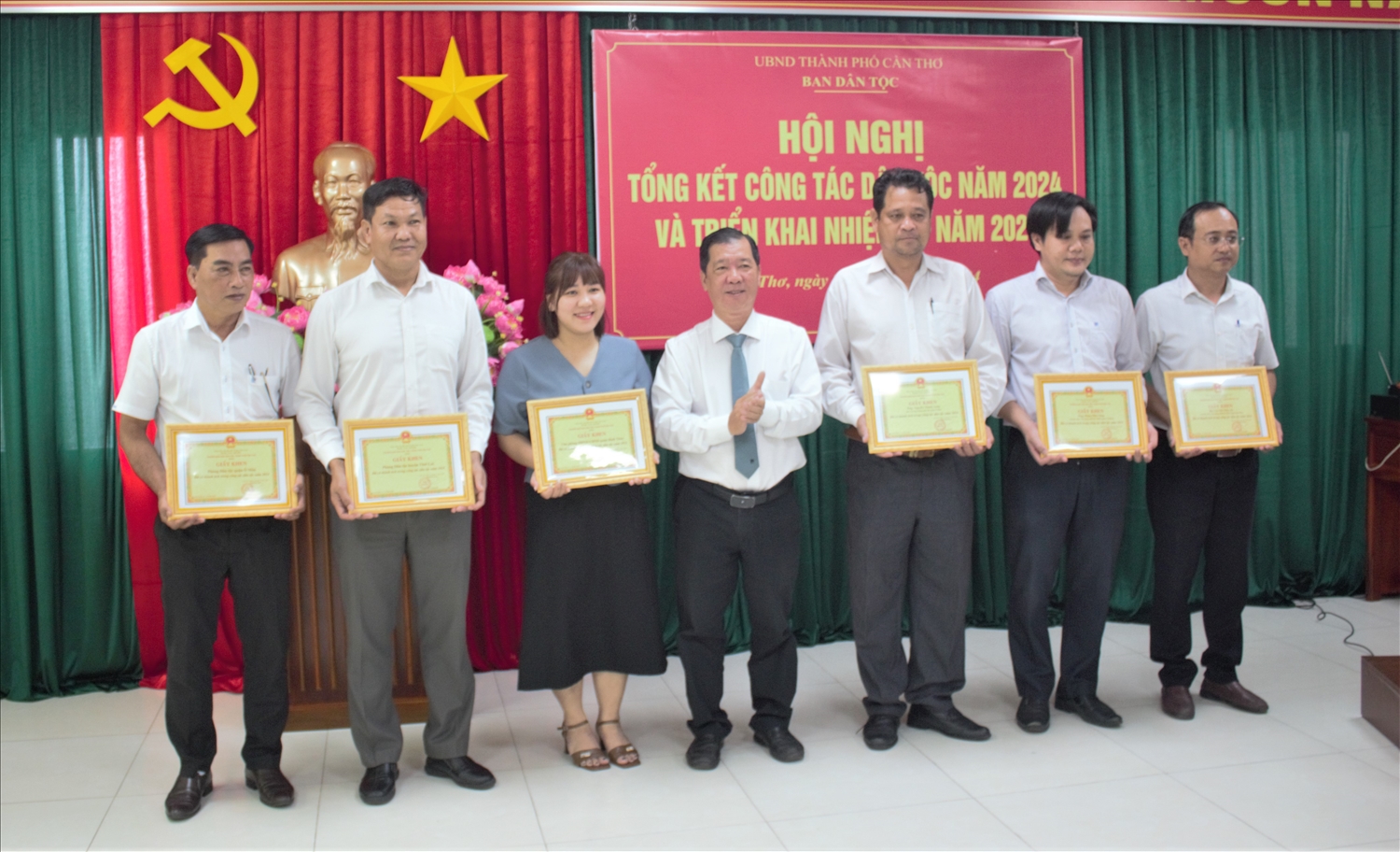 Ông Lê Trung Kiên, Trưởng Ban Dân tộc TP. Cần Thơ tặng giấy khen cho các cá nhân có thành tích trong công tác dân tộc năm 2024 Ông Lê Trung Kiên, Trưởng Ban Dân tộc TP. Cần Thơ tặng giấy khen cho các cá nhân có thành tích trong công tác dân tộc năm 2024
