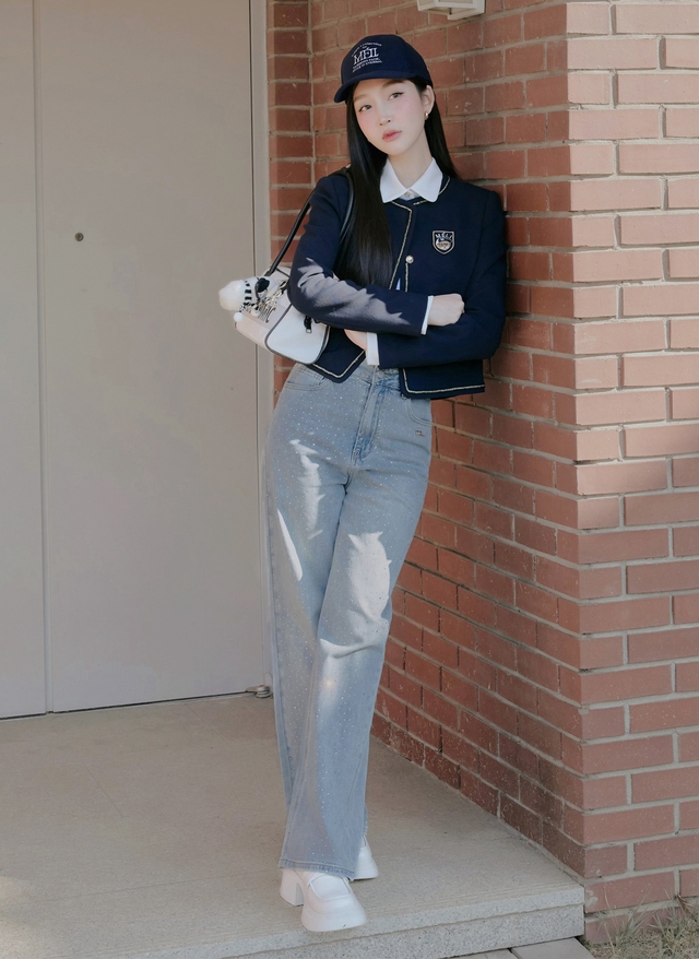 Blazer và những chiếc áo khoác hợp với quần jeans mùa lạnh- Ảnh 2. Blazer và những chiếc áo khoác hợp với quần jeans mùa lạnh- Ảnh 2.