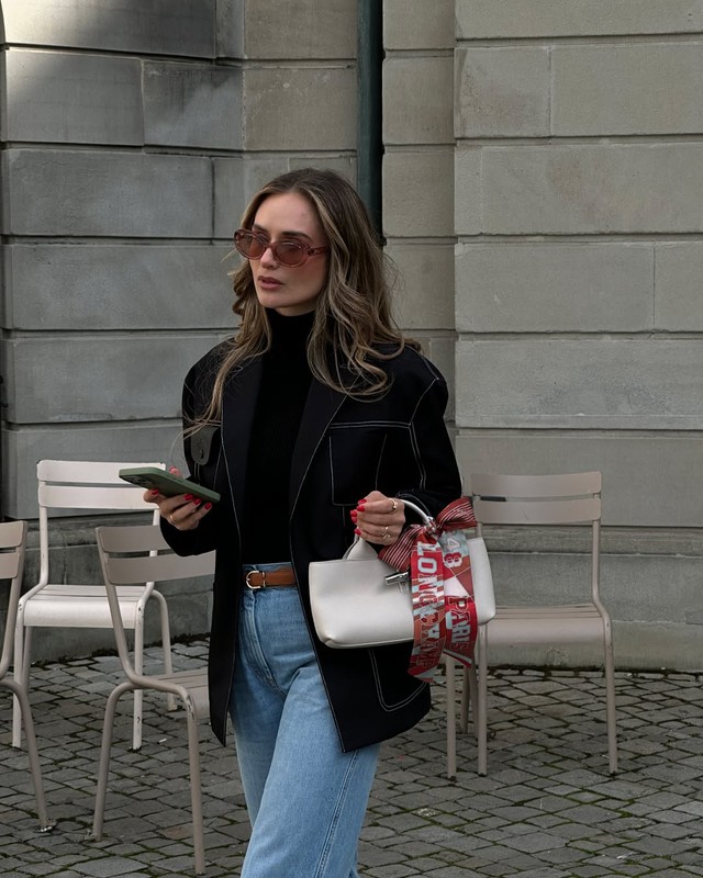 Blazer và những chiếc áo khoác hợp với quần jeans mùa lạnh- Ảnh 5. Blazer và những chiếc áo khoác hợp với quần jeans mùa lạnh- Ảnh 5.