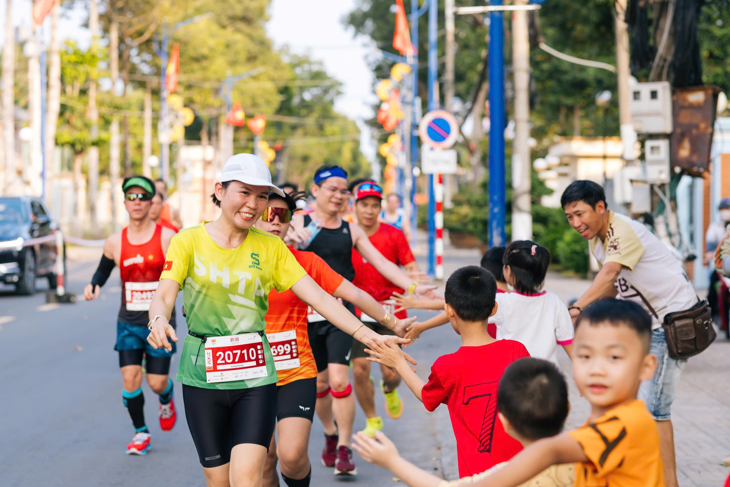 Mỹ Tho Sunset Run 2024: Giải chạy hấp dẫn- Ảnh 2. Mỹ Tho Sunset Run 2024: Giải chạy hấp dẫn- Ảnh 2.