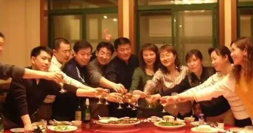 Đại gia đi họp lớp nói mình chỉ kiếm được 10 triệu/tháng: Chứng kiến hành động sau đó của bạn học khiến anh không thốt nên lời - Ảnh 4. Đại gia đi họp lớp nói mình chỉ kiếm được 10 triệu/tháng: Chứng kiến hành động sau đó của bạn học khiến anh không thốt nên lời - Ảnh 4.