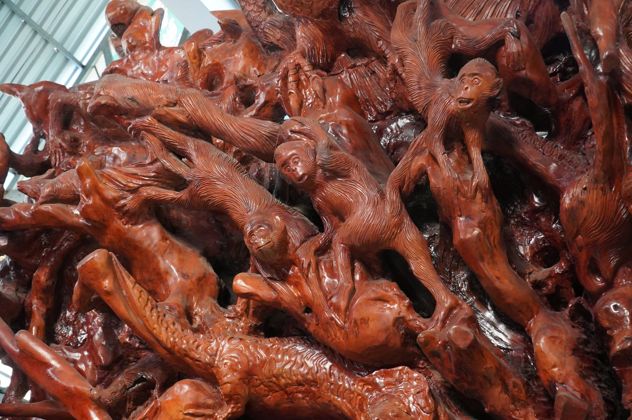 Tuyệt phẩm điêu khắc trên gốc dầu nguyên khối nặng hơn 10 tấn- Ảnh 3. Tuyệt phẩm điêu khắc trên gốc dầu nguyên khối nặng hơn 10 tấn- Ảnh 3.