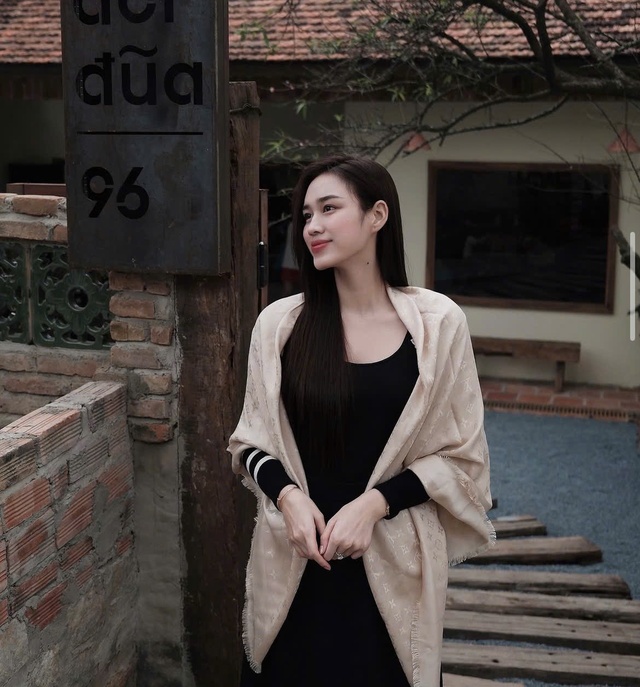 Nâng tầm diện mạo với tông đen sang chảnh cho dịp cuối năm- Ảnh 4. Nâng tầm diện mạo với tông đen sang chảnh cho dịp cuối năm- Ảnh 4.