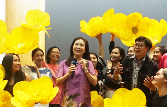 NSND Kim Xuân và Tổng đạo diễn - ThS Thanh Hiệp trên sàn tập tiết mục liên khúc âm nhạc “TP HCM đón chào kỷ nguyên mới” cùng vũ đoàn Bầu Trời Xanh Ảnh: HUY TRƯƠNG NSND Kim Xuân và Tổng đạo diễn - ThS Thanh Hiệp trên sàn tập tiết mục liên khúc âm nhạc “TP HCM đón chào kỷ nguyên mới” cùng vũ đoàn Bầu Trời Xanh Ảnh: HUY TRƯƠNG