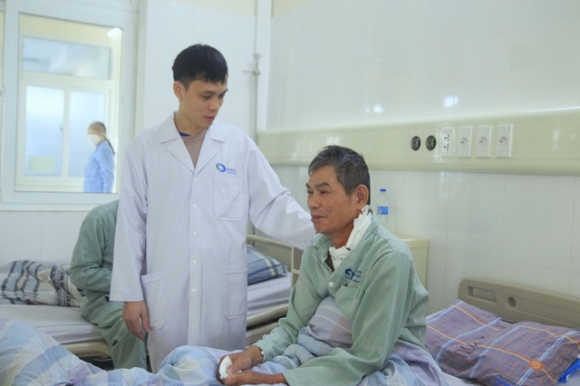 Người đàn ông 62 tuổi ở Quảng Ninh bất ngờ phát hiện ung thư thanh quản từ dấu hiệu nhiều người Việt bỏ qua - Ảnh 3. Người đàn ông 62 tuổi ở Quảng Ninh bất ngờ phát hiện ung thư thanh quản từ dấu hiệu nhiều người Việt bỏ qua - Ảnh 3.