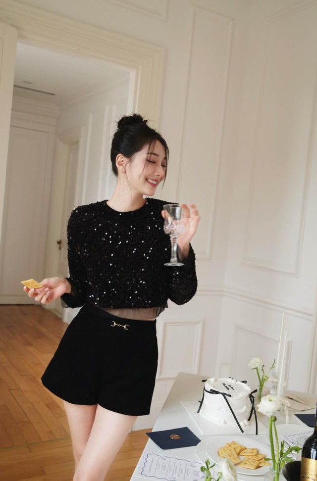 Phá cách với xu hướng phối đồ 'trên đông dưới hè'- Ảnh 7. Phá cách với xu hướng phối đồ 'trên đông dưới hè'- Ảnh 7.