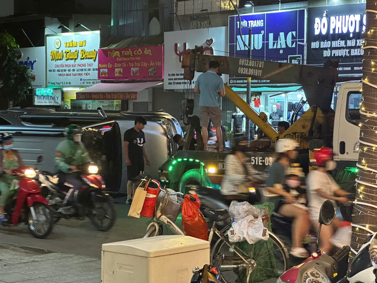 TP HCM: Ô tô 7 chỗ lật ngửa trên đường Quang Trung, quận Gò Vấp- Ảnh 2. TP HCM: Ô tô 7 chỗ lật ngửa trên đường Quang Trung, quận Gò Vấp- Ảnh 2.