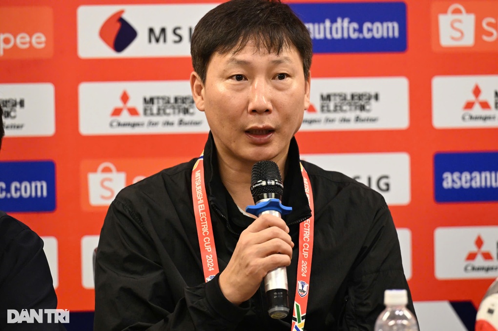 HLV Kim Sang Sik: Tôi đánh cược sự nghiệp của mình ở AFF Cup 2024 - 2 HLV Kim Sang Sik: Tôi đánh cược sự nghiệp của mình ở AFF Cup 2024 - 2