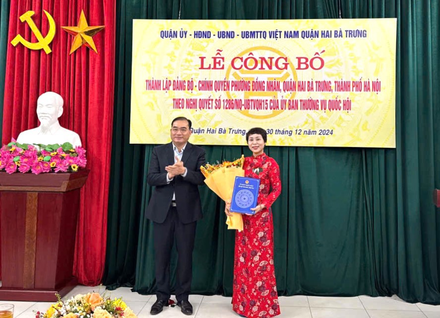 Phó Chủ tịch HĐND Quận Hai Bà Trưng Nguyễn Ngọc Phương trao quyết định bổ nhiệm Chủ tịch UBND phường Đồng Nhân