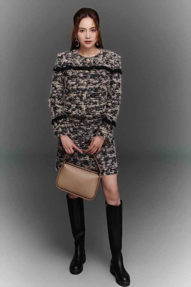 Khơi gợi vẻ tiểu thư, thần thái quý phái cùng thời trang vải tweed- Ảnh 2. Khơi gợi vẻ tiểu thư, thần thái quý phái cùng thời trang vải tweed- Ảnh 2.