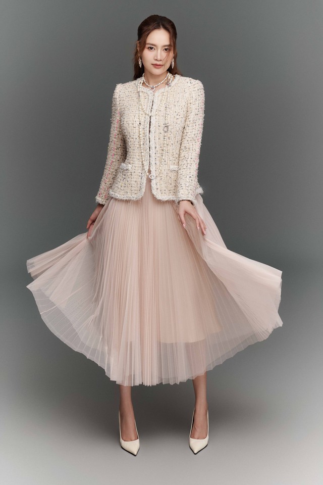 Khơi gợi vẻ tiểu thư, thần thái quý phái cùng thời trang vải tweed- Ảnh 8. Khơi gợi vẻ tiểu thư, thần thái quý phái cùng thời trang vải tweed- Ảnh 8.