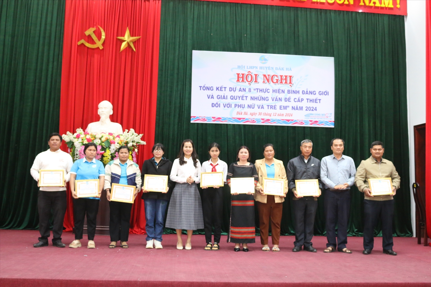 Hội LHPN huyện Đăk Hà tặng Giấy khen cho 9 cá nhân có thành tích xuất sắc trong phối hợp, triển khai Dự án 8 Hội LHPN huyện Đăk Hà tặng Giấy khen cho 9 cá nhân có thành tích xuất sắc trong phối hợp, triển khai Dự án 8