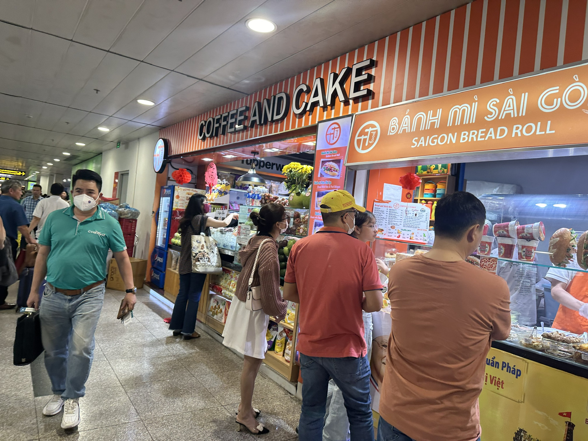 Dịch vụ ăn uống, chờ xuất nhập cảnh vẫn ám ảnh du khách đi, đến Tân Sơn Nhất - Ảnh 2.