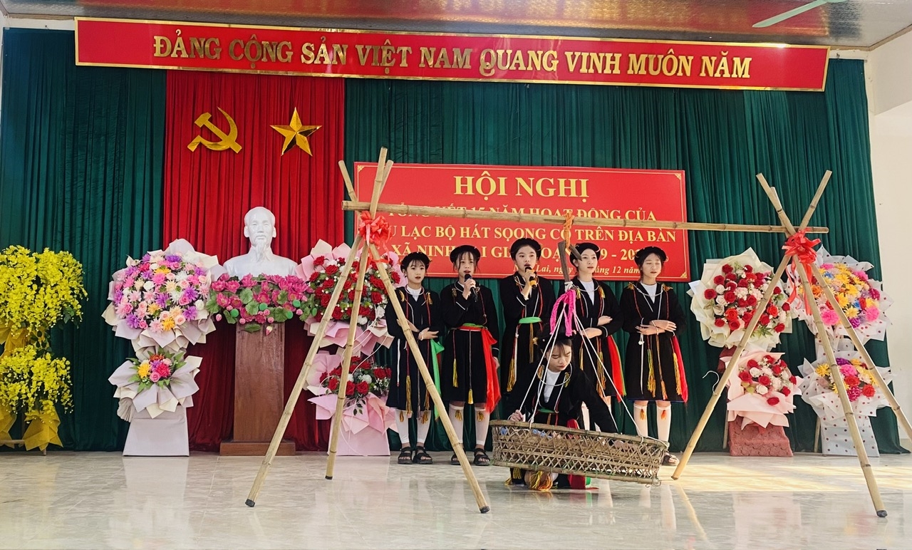 Câu lạc bộ hát Soọng cô xã Ninh Lai biểu diễn tiết mục Hát ru em Việc tổ chức các hoạt động giao lưu văn nghệ, không chỉ tạo sân chơi lành mạnh cho lớp trẻ, mà còn góp phần bảo tồn bản sắc văn hóa truyền thống của đồng bào (Trong ảnh: Câu lạc bộ hát Soọng cô, xã Ninh Lai biểu diễn tiết mục Hát ru em""