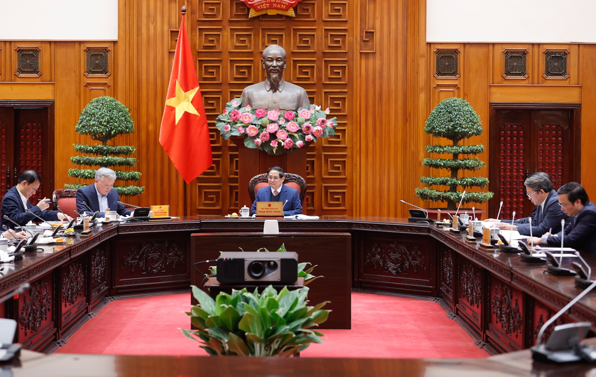 Thủ tướng chủ trì cuộc họp về rà soát, sắp xếp tổ chức bộ máy của Bộ Quốc phòng, Bộ Công an- Ảnh 2. Thủ tướng chủ trì cuộc họp về rà soát, sắp xếp tổ chức bộ máy của Bộ Quốc phòng, Bộ Công an- Ảnh 2.