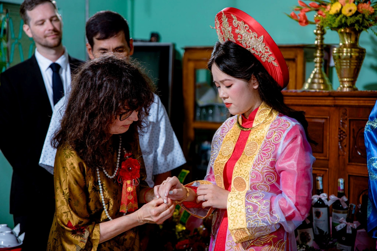 Mẹ chồng Pháp ngồi ghe đón dâu, quét sân giúp thông gia Việt sau đám cưới - Ảnh 6. Mẹ chồng Pháp ngồi ghe đón dâu, quét sân giúp thông gia Việt sau đám cưới - Ảnh 6.