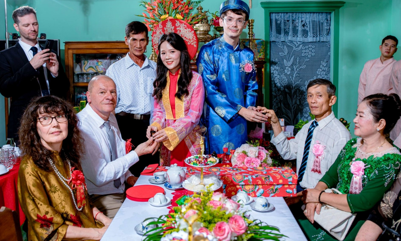 Mẹ chồng Pháp ngồi ghe đón dâu, quét sân giúp thông gia Việt sau đám cưới - Ảnh 7. Mẹ chồng Pháp ngồi ghe đón dâu, quét sân giúp thông gia Việt sau đám cưới - Ảnh 7.