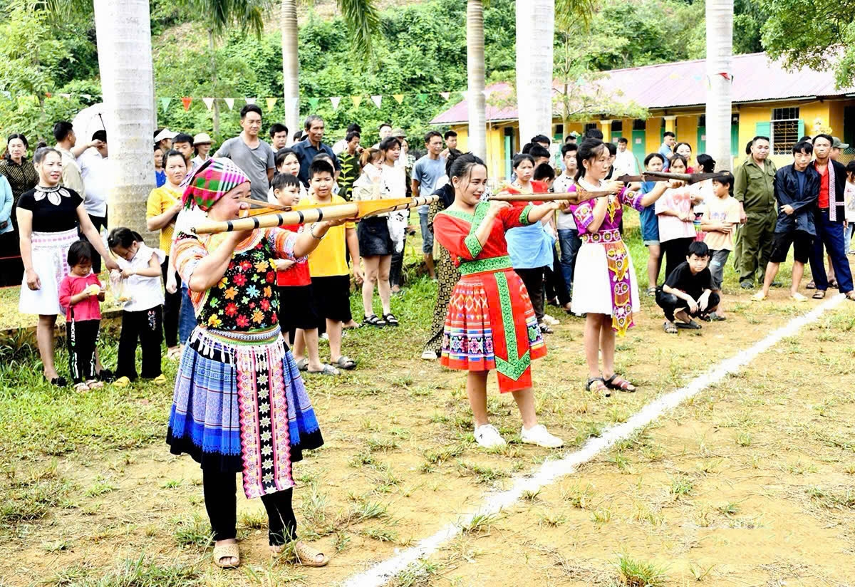 Những năm qua, huyện nỗ lực gắn bảo tồn với phát triển du lịch, tạo sinh kế bền vững cho người dân. (Đồng bào Mông thi bắn nỏ tại Ngày Hội văn hóa, thể thao các dân tộc huyện Hàm Yên) . Những năm qua, huyện nỗ lực gắn bảo tồn với phát triển du lịch, tạo sinh kế bền vững cho người dân. (Đồng bào Mông thi bắn nỏ tại Ngày Hội văn hóa, thể thao các dân tộc huyện Hàm Yên) .