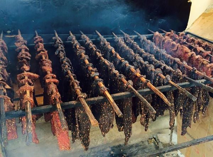 12-153015_599.jpg Thịt trâu gác bếp được cắt thành miếng dẹt và dày dọc theo thớ thịt, sau sấy sẽ khá cứng thì thế khi ăn, bạn sẽ phải dùng chày để dần cho thịt mềm ra.