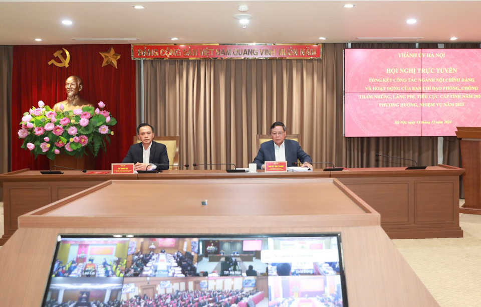Phó Bí thư Thường trực Thành uỷ Nguyễn Văn Phong chủ trì Hội nghị tại điểm cầu Thành uỷ Hà Nội.