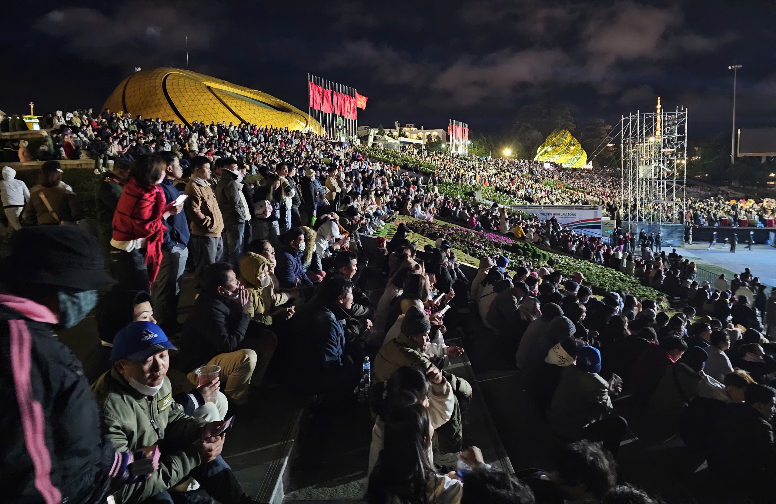 Lâm Đồng bế mạc Festival Hoa Đà Lạt và chào đón năm mới 2025- Ảnh 7. Lâm Đồng bế mạc Festival Hoa Đà Lạt và chào đón năm mới 2025- Ảnh 7.