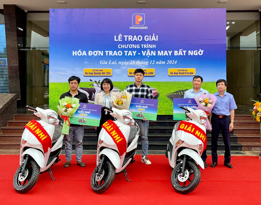 Trao 3 giải nhì, mỗi giải là một xe máy Yamaha Latte cho khách hàng may mắn. Ảnh: V.T nhi.jpg