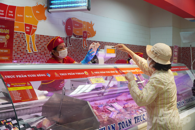 2-thit-152742_612-152743.jpg Thịt tươi sống được người tiêu dùng lựa chọn trong bữa ăn của gia đình. Ảnh: Nguyễn Thủy.