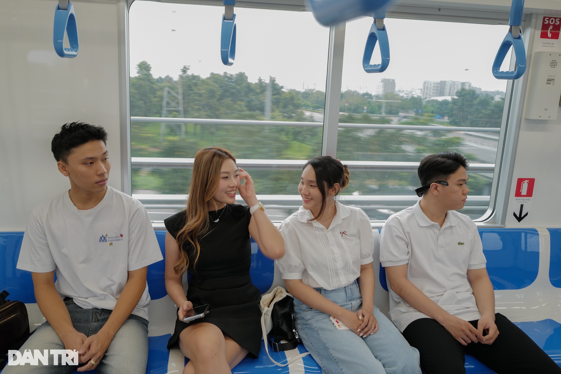 Giới trẻ TPHCM đổ xô đi trải nghiệm tuyến metro số 1 trước ngày vận hành - 1 Giới trẻ TPHCM đổ xô đi trải nghiệm tuyến metro số 1 trước ngày vận hành - 1