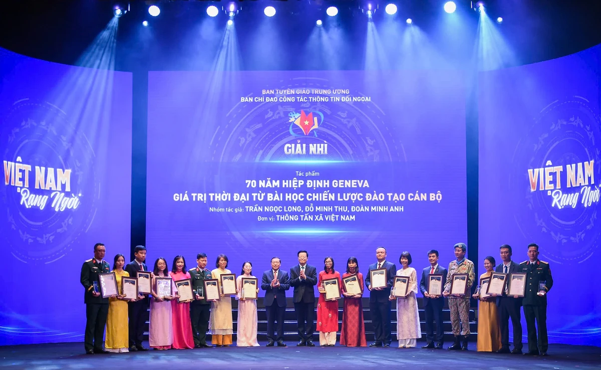 Tập thể tác giả đoạt giải Nhì, nhà báo Đỗ Minh Thu (thứ tư từ trái sang) đại diện nhóm tác giả của Báo Điện tử VietnamPlus nhận giải thưởng. (Ảnh: Hoài Nam/Vietnam+) vnp6