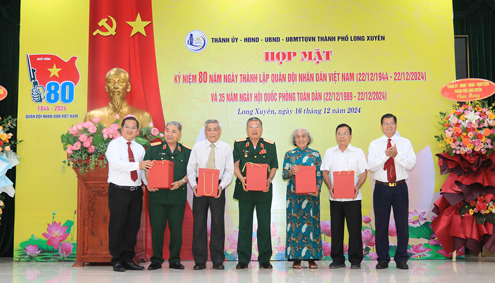 Long Xuyên họp mặt kỷ niệm 80 năm Ngày thành lập Quân đội nhân dân Việt Nam
