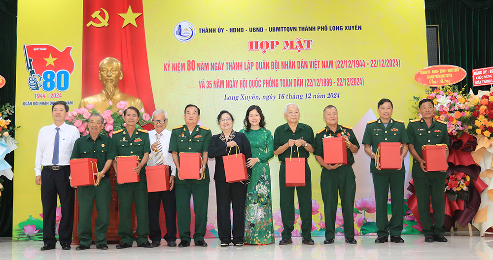 Long Xuyên họp mặt kỷ niệm 80 năm Ngày thành lập Quân đội nhân dân Việt Nam