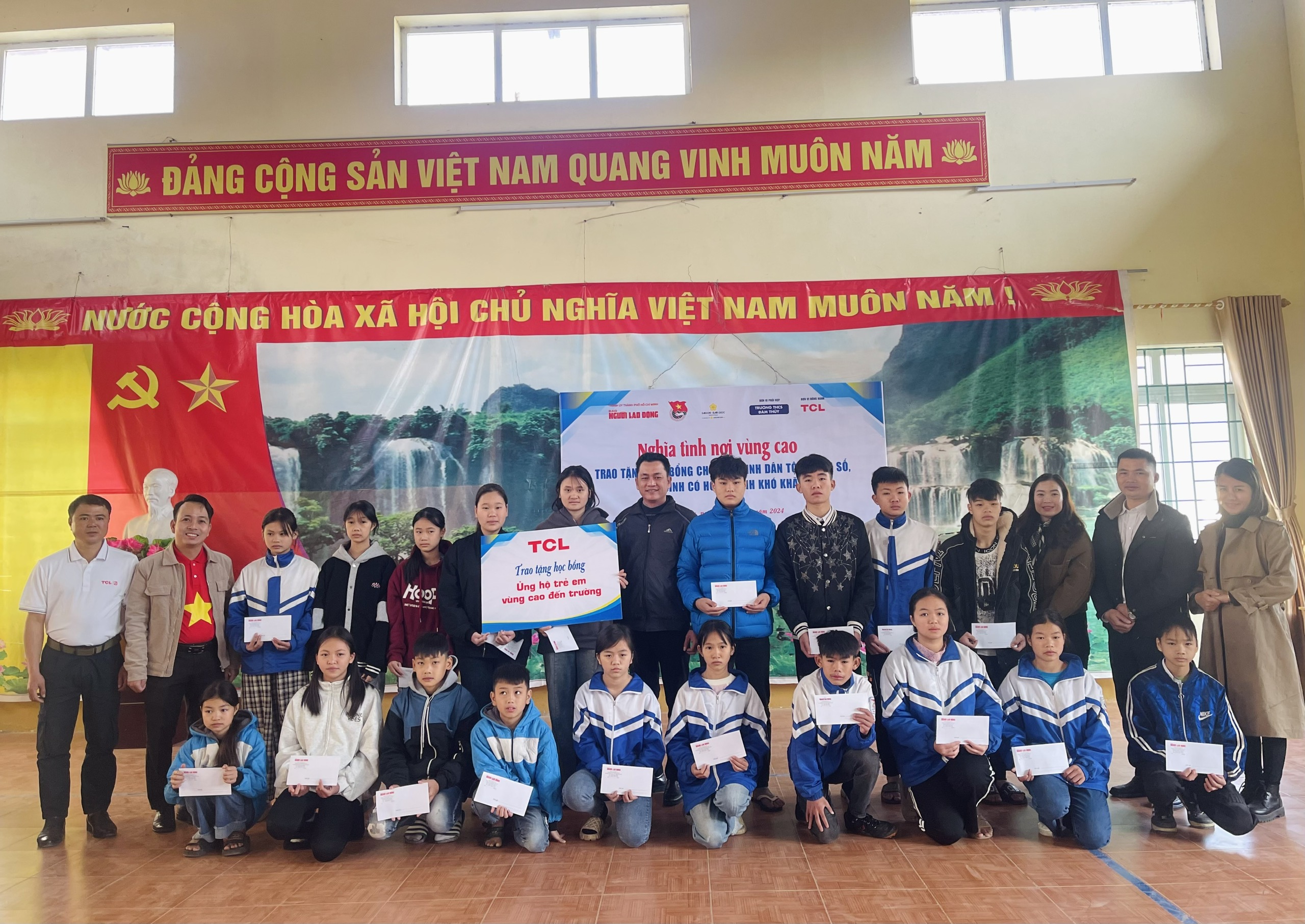 Ấm áp nghĩa tình gửi đến học sinh vùng cao Đàm Thủy- Ảnh 1. Ấm áp nghĩa tình gửi đến học sinh vùng cao Đàm Thủy- Ảnh 1.