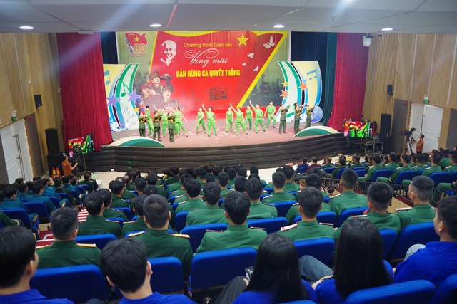 Ấn tượng chương trình giao lưu “Vang mãi bản hùng ca Quyết thắng” - Ảnh 1. Ấn tượng chương trình giao lưu “Vang mãi bản hùng ca Quyết thắng” - Ảnh 1.