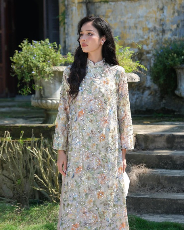 Áo dài cách điệu - nét chấm phá mới cho mùa cuối năm- Ảnh 1. Áo dài cách điệu - nét chấm phá mới cho mùa cuối năm- Ảnh 1.